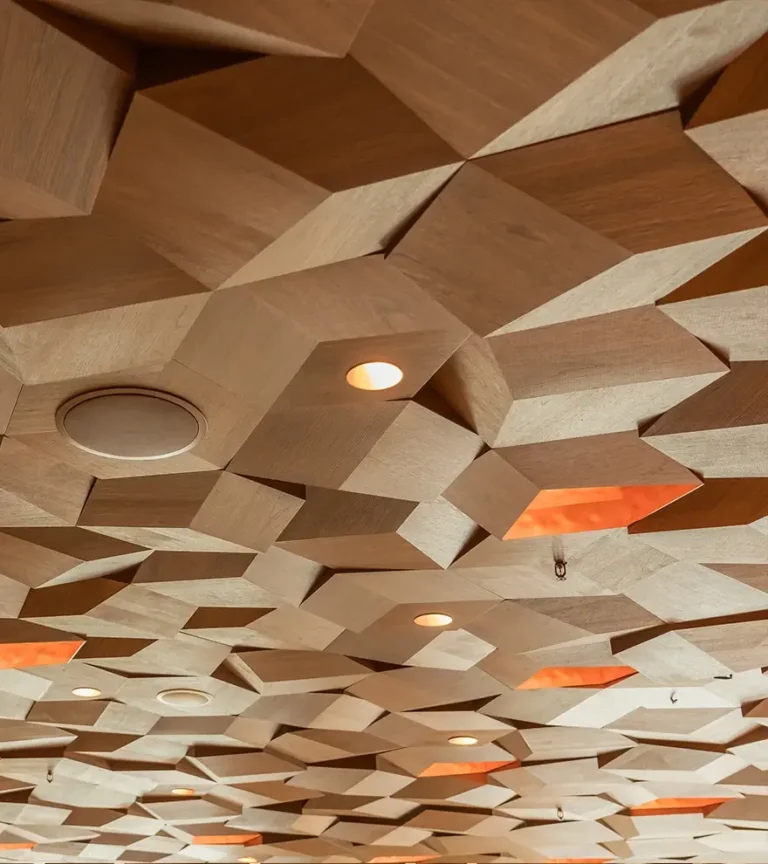 Träpanel i 3D-mönster med spotlights. Perfekt för dig som söker innertak inspiration.