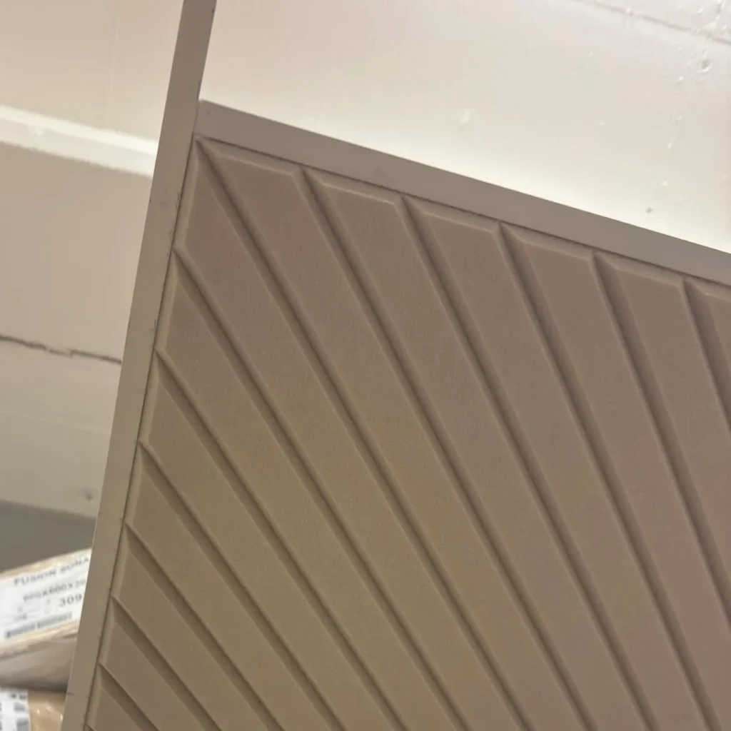 Närbild på de diagonala spåren i en takplatta av Archisonic-filt